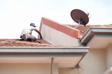 Kuala Lumpur, 5 Mayıs 2018. Genel çalışan bir çift katlı süper bağlantı Teras çatı sızıntı tamir unidentify.