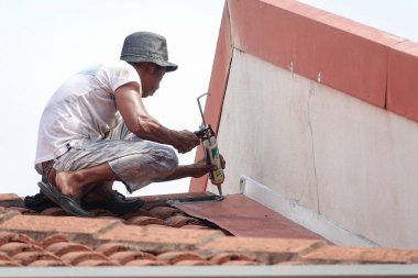 Kuala Lumpur, 5 Mayıs 2018. Genel çalışan bir çift katlı süper bağlantı Teras çatı sızıntı tamir unidentify.