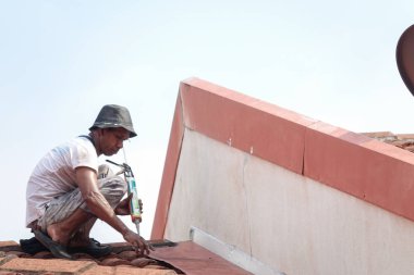 Kuala Lumpur, 5 Mayıs 2018. Genel çalışan bir çift katlı süper bağlantı Teras çatı sızıntı tamir unidentify.