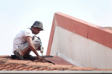Kuala Lumpur, 5 Mayıs 2018. Genel çalışan bir çift katlı süper bağlantı Teras çatı sızıntı tamir unidentify.