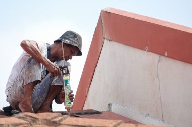 Kuala Lumpur, 5 Mayıs 2018. Genel çalışan bir çift katlı süper bağlantı Teras çatı sızıntı tamir unidentify.
