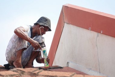 Kuala Lumpur, 5 Mayıs 2018. Genel çalışan bir çift katlı süper bağlantı Teras çatı sızıntı tamir unidentify.