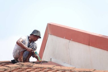 Kuala Lumpur, 5 Mayıs 2018. Genel çalışan bir çift katlı süper bağlantı Teras çatı sızıntı tamir unidentify.