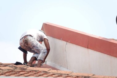 Kuala Lumpur, 5 Mayıs 2018. Genel çalışan bir çift katlı süper bağlantı Teras çatı sızıntı tamir unidentify.