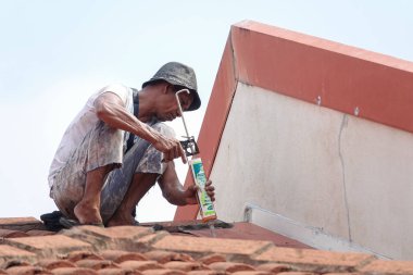 Kuala Lumpur, 5 Mayıs 2018. Genel çalışan bir çift katlı süper bağlantı Teras çatı sızıntı tamir unidentify.