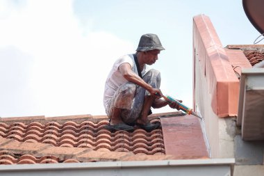 Kuala Lumpur, 5 Mayıs 2018. Genel çalışan bir çift katlı süper bağlantı Teras çatı sızıntı tamir unidentify.
