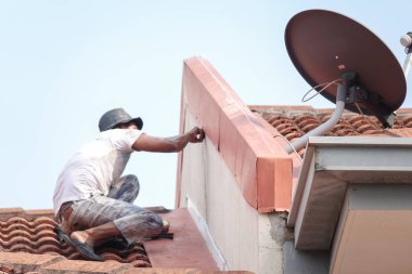 Kuala Lumpur, 5 Mayıs 2018. Genel çalışan bir çift katlı süper bağlantı Teras çatı sızıntı tamir unidentify.