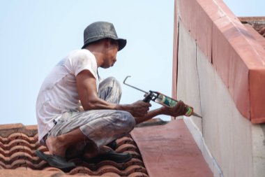 Kuala Lumpur, 5 Mayıs 2018. Genel çalışan bir çift katlı süper bağlantı Teras çatı sızıntı tamir unidentify.