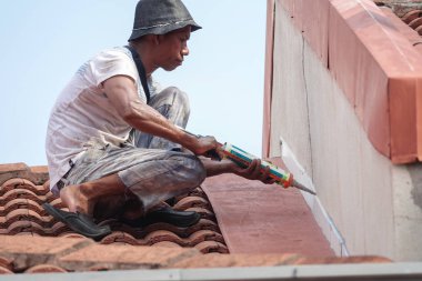 Kuala Lumpur, 5 Mayıs 2018. Genel çalışan bir çift katlı süper bağlantı Teras çatı sızıntı tamir unidentify.