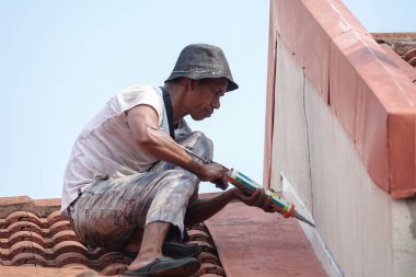 Kuala Lumpur, 5 Mayıs 2018. Genel çalışan bir çift katlı süper bağlantı Teras çatı sızıntı tamir unidentify.