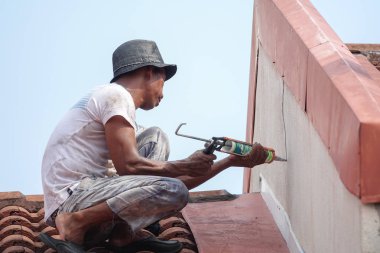 Kuala Lumpur, 5 Mayıs 2018. Genel çalışan bir çift katlı süper bağlantı Teras çatı sızıntı tamir unidentify.