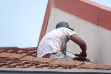 Kuala Lumpur, 5 Mayıs 2018. Genel çalışan bir çift katlı süper bağlantı Teras çatı sızıntı tamir unidentify.