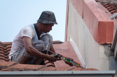 Kuala Lumpur, 5 Mayıs 2018. Genel çalışan bir çift katlı süper bağlantı Teras çatı sızıntı tamir unidentify.