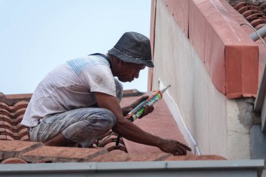 Kuala Lumpur, 5 Mayıs 2018. Genel çalışan bir çift katlı süper bağlantı Teras çatı sızıntı tamir unidentify.