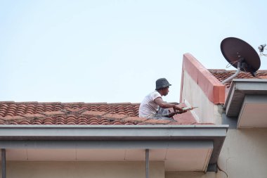 Kuala Lumpur, 5 Mayıs 2018. Genel çalışan bir çift katlı süper bağlantı Teras çatı sızıntı tamir unidentify.
