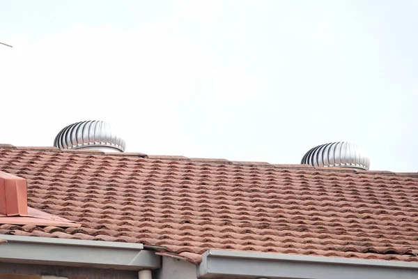 Куала Лумпур Мая 2018 Года Неопознанный Рабочий Чинит Крышу Протекающую — стоковое фото