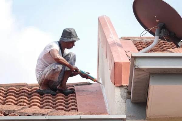 Kuala Lumpur, 5 Mayıs 2018. Genel çalışan bir çift katlı süper bağlantı Teras çatı sızıntı tamir unidentify.