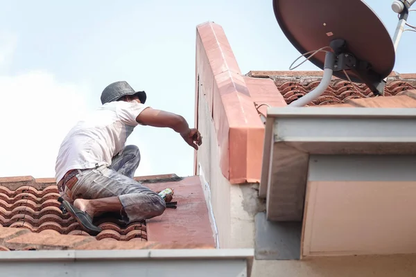 Kuala Lumpur Května 2018 Unidentify Pracovních Obecné Opravy Střecha Úniku — Stock fotografie