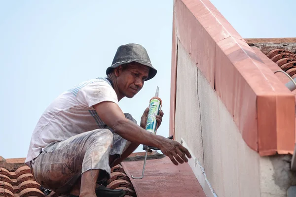 Kuala Lumpur, 5 Mayıs 2018. Genel çalışan bir çift katlı süper bağlantı Teras çatı sızıntı tamir unidentify.