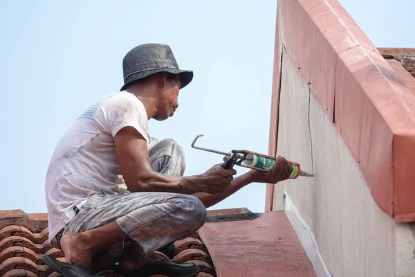 Kuala Lumpur, 5 Mayıs 2018. Genel çalışan bir çift katlı süper bağlantı Teras çatı sızıntı tamir unidentify.