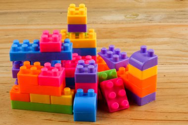 Plastik yapı taşları üzerinde ahşap arka plan izole