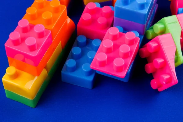 Plastikbausteine Isoliert Auf Blauem Hintergrund — Stockfoto