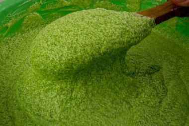 yeşil yumuşak hamur kek için çırpılmış. Şanti meyilli. Pasta pişirme ile motor mikser kapta beyaz hamur karıştırma