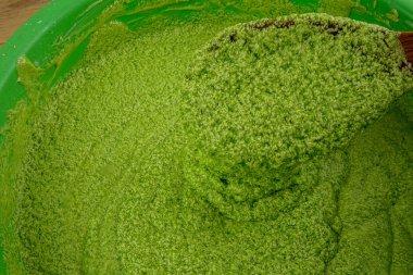 yeşil yumuşak hamur kek için çırpılmış. Şanti meyilli. Pasta pişirme ile motor mikser kapta beyaz hamur karıştırma