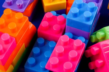 Plastik yapı taşları üzerinde mavi arka plan izole