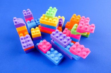 Plastik yapı taşları üzerinde mavi arka plan izole