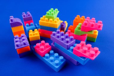 Plastik yapı taşları üzerinde mavi arka plan izole