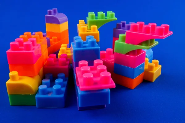 Пластикові Будівельні Блоки Ізольовані Синьому Фоні — стокове фото