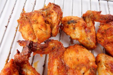 Kavrulmuş Tavuk kanatları üzerinde beyaz izole.