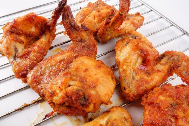 Kavrulmuş Tavuk kanatları üzerinde beyaz izole.