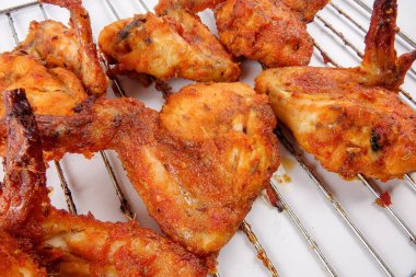 Kavrulmuş Tavuk kanatları üzerinde beyaz izole.