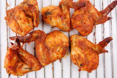 Kavrulmuş Tavuk kanatları üzerinde beyaz izole.