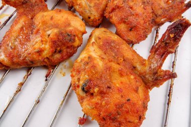 Kavrulmuş Tavuk kanatları üzerinde beyaz izole.