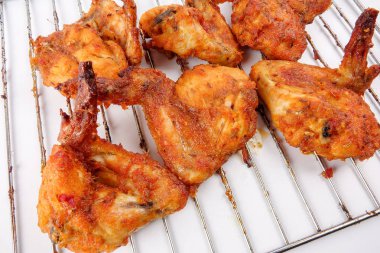 Kavrulmuş Tavuk kanatları üzerinde beyaz izole.