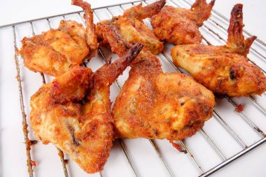 Kavrulmuş Tavuk kanatları üzerinde beyaz izole.