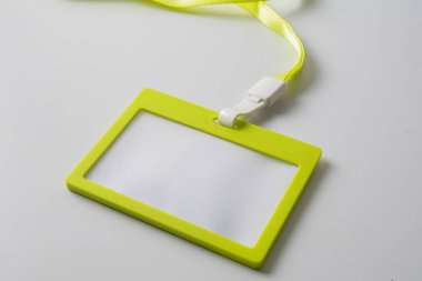 Boş kimlik kartı beyaza izole edildi.