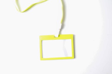 Boş kimlik kartı beyaza izole edildi.