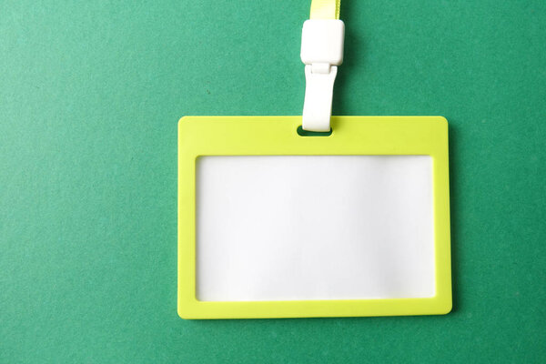 Пустой ID-карты изолированы на зеленом фоне
.