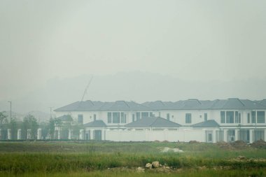 Görüş mesafesi düşük kırsal görüş Kuala Lumpur, Malezya 'da tehlikeli sis ve sis ile.