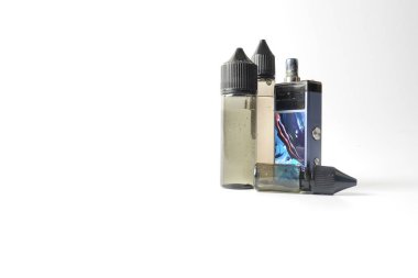 Vaping aygıt üzerinde beyaz izole.