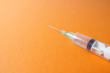 Sarı arka planda izole edilmiş aşı şırıngası ile tıbbi konsept.