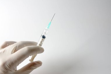 Aşı için şırıngayla yapılan tıbbi konsept beyaza izole edildi.