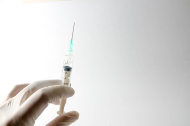Aşı için şırıngayla yapılan tıbbi konsept beyaza izole edildi.