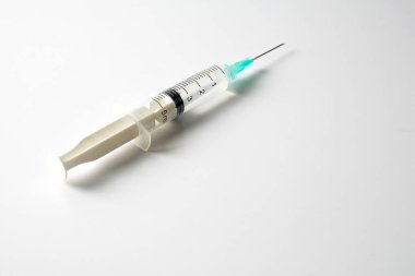 Aşı için şırıngayla yapılan tıbbi konsept beyaza izole edildi.