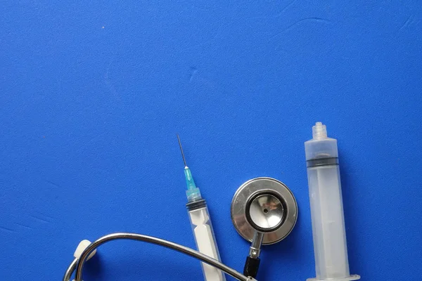 Medicinskt Koncept Med Spruta För Vaccination Isolerad Blå Bakgrund — Stockfoto