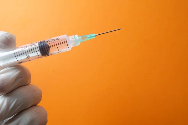 Sarı Arka Planda Izole Edilmiş Aşı Şırıngası Ile Tıbbi Konsept — Stok fotoğraf